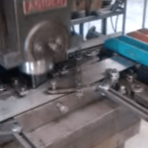 Dentado sierra de cinta / Bandsaw blade press process